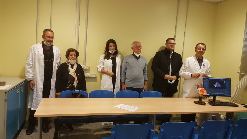 Una fase della cerimonia di donazione - da sinistra il direttore dell’Azienda
Policlinico dott.Claudio Vagnini, Giuliano Alessandrini presidente de Gli Amici del Cuore di
Modena, la dott.ssa Francesca Coppi cardiologa e il prof. Giuseppe Boriani Direttore della
struttura complessa di cardiologia del Policlinico.